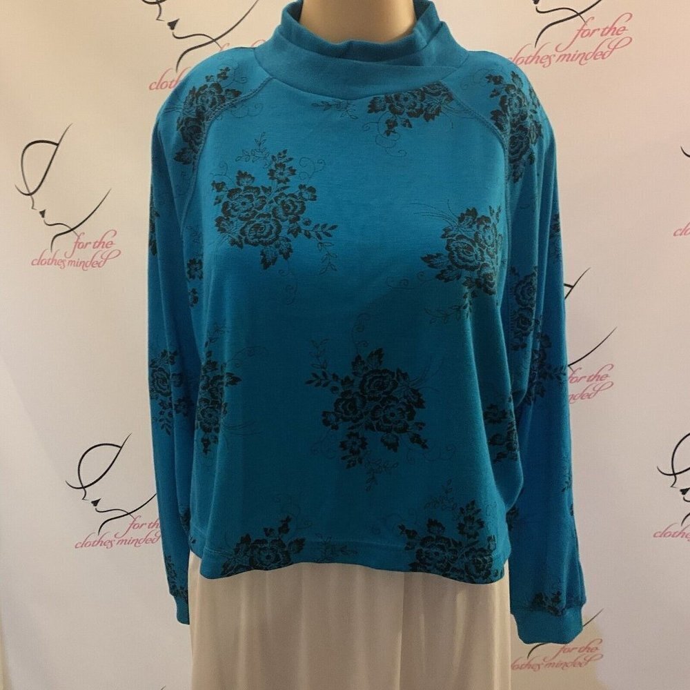 Currant by Jeri Jo. Size Medium, Cropped Sweatshirt. Raglan Sleeves. B83.